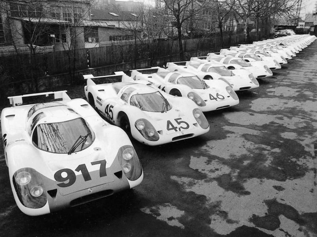 Renn-Rudel: Für die erforderliche Zulassung durch die Motorsportbehörde musste Porsche mindestens 25 Exemplare vom 917 bauen. Foto: Porsche AG