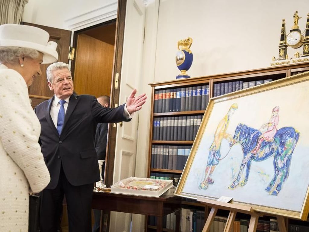 Die kleine Lisbeth auf einem Pony: Das Gastgeschenk für die Queen. Foto: Jesco Denzel/Bundespresseamt