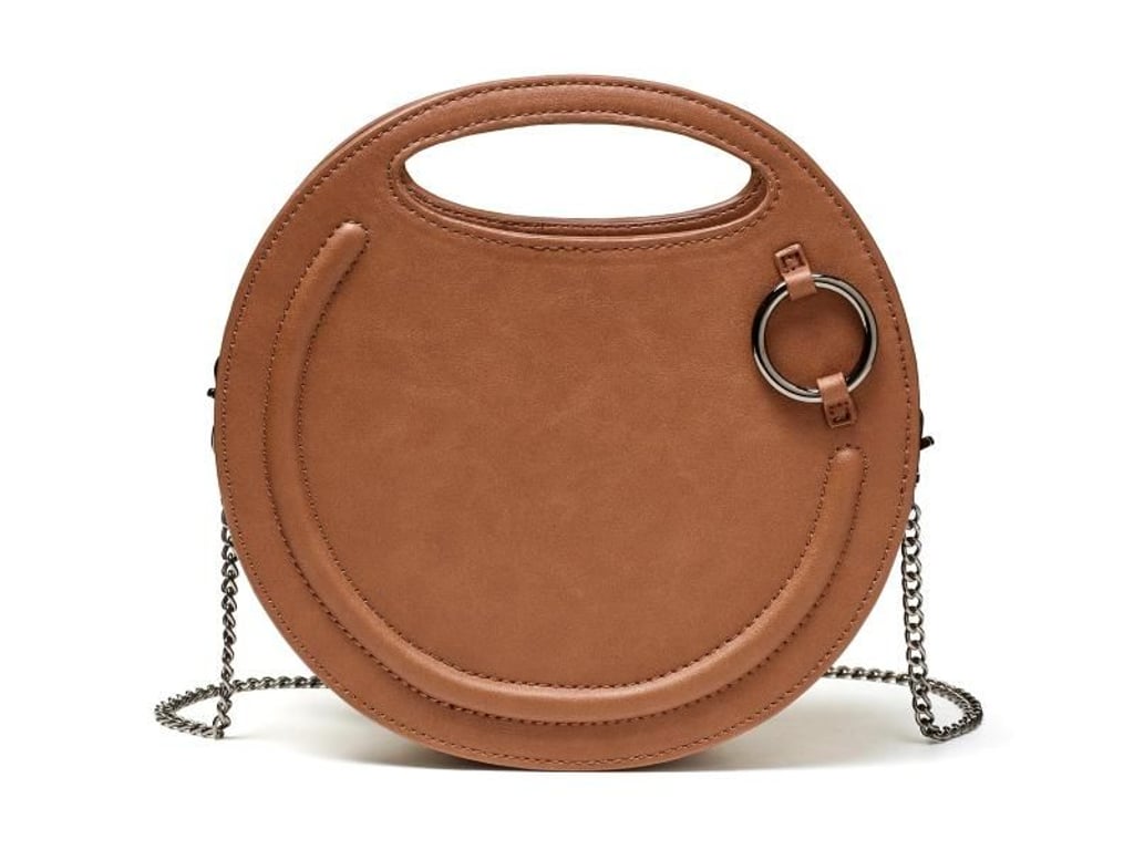 Zu den Neuheiten für Handtaschen im Winter gehört die Farbe Cognac und die runde Form, hier ein Beispiel von United Colors of Benetton (ca. 70 Euro). Foto: United Colors of Benetton/dpa