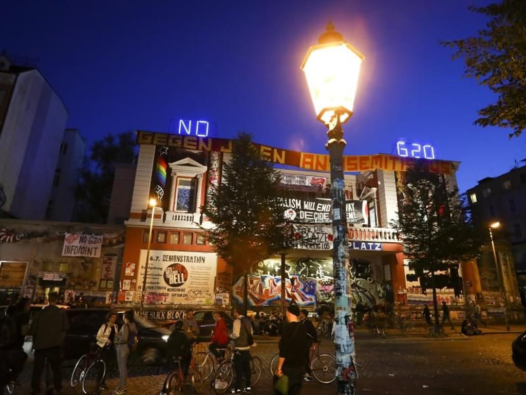 Das autonome Kulturzentrum Rote Flora im Schanzenviertel besteht seit 30 Jahren. Foto: Christian Charisius