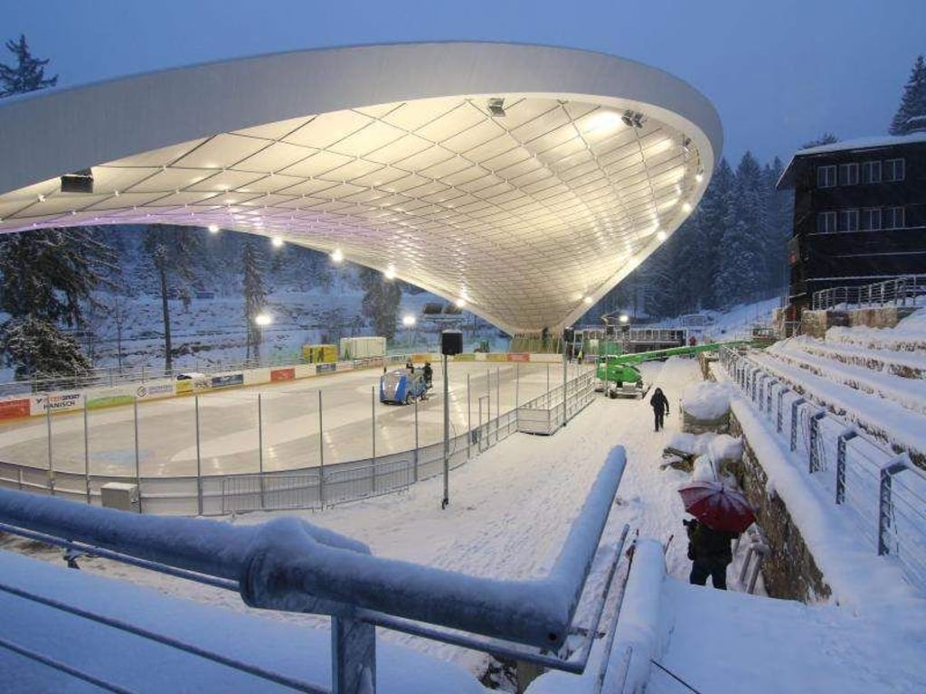 Das umgebaute Eisstadion ist zu sehen. Foto: Matthias Bein