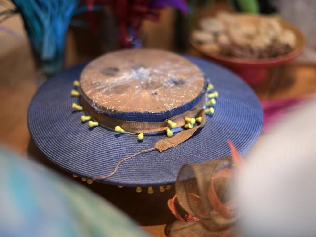 Kopfbedeckung mit Tradition: Der Beruf des Hutmachers oder Modisten hat eine lange Vergangenheit - die Zukunft dagegen scheint weniger sicher. Foto: Ina Fassbender