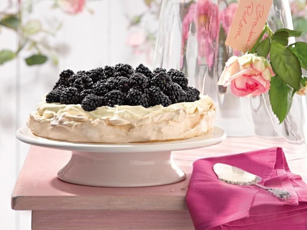 Eine Pavlova ist eine Torte aus Baiser, Sahne und Früchten. Besonders beliebt ist sie mit Brombeeren. Foto: Dr. Oetker Versuchsküche