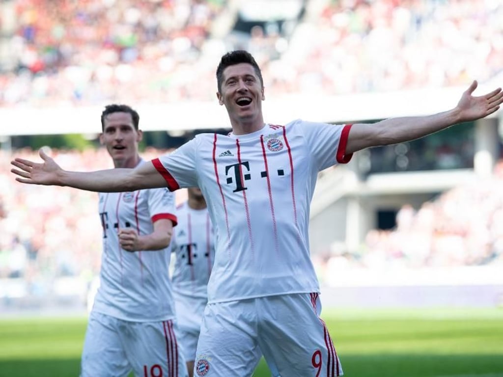 Bayern-Torjäger Robert Lewandowski feiert seinen Treffer zum 2:0 bei Hannover 96. Foto: Swen Pförtner