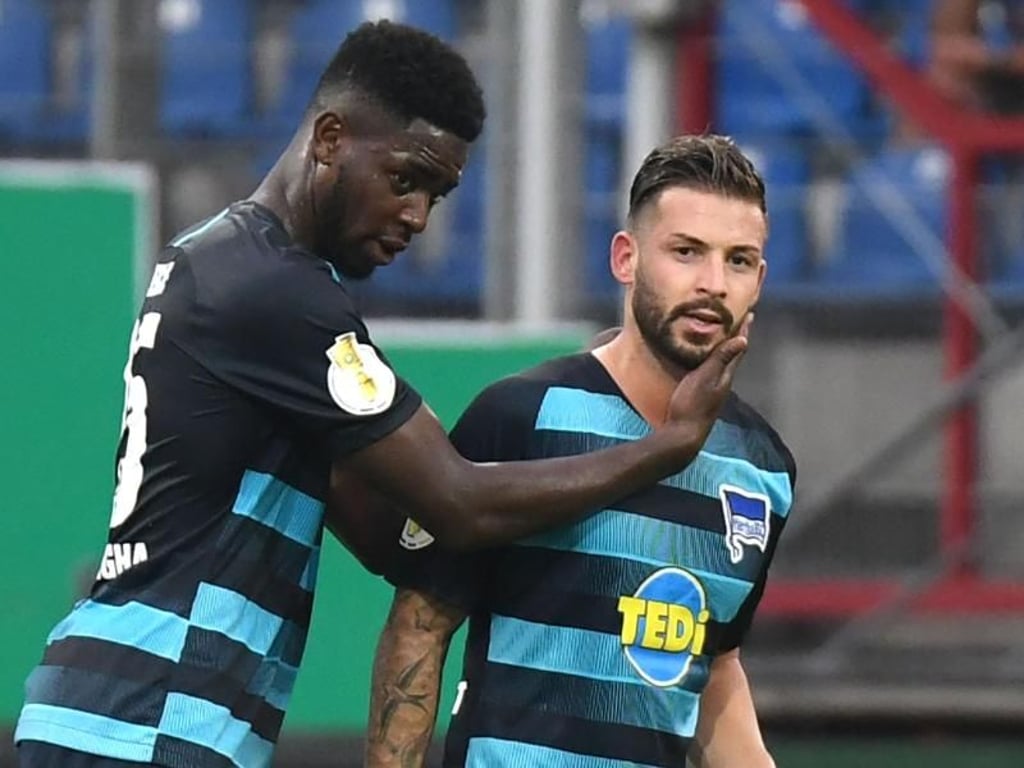 Torschütze Marvin Plattenhardt (r) jubelt mit Jordan Torunarigha über den Treffer zum 1;0 gegen Braunschweig. Foto: Peter Steffen