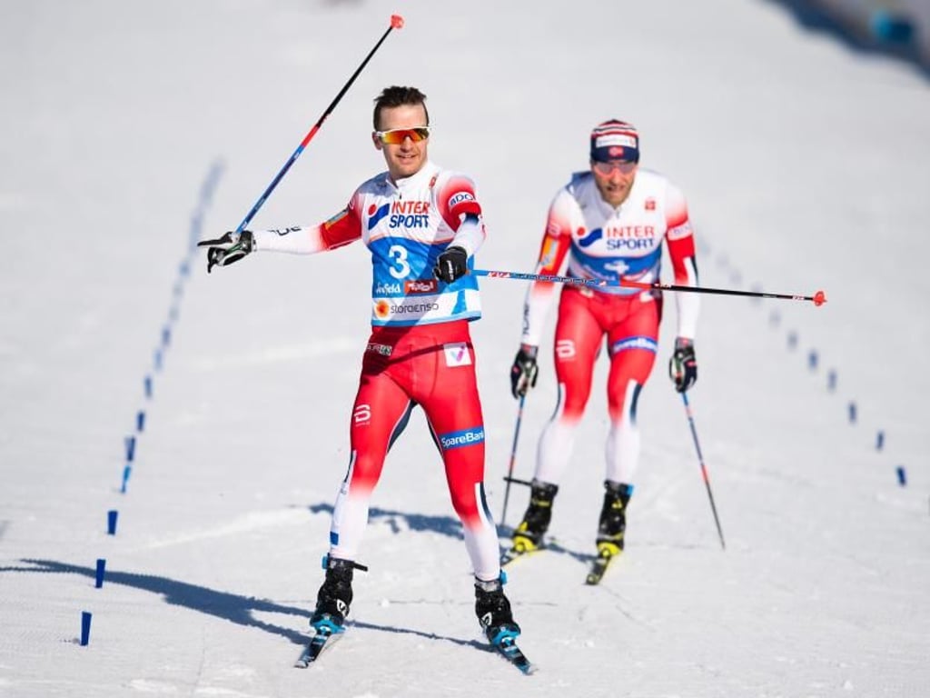 Der Norweger Sjur Roethe (l) kommt vor seinem Landamann Martin Johnsrud Sundby ins Ziel. Foto: Vegard Wivestad Grã?tt/Bildbyran via ZUMA Press