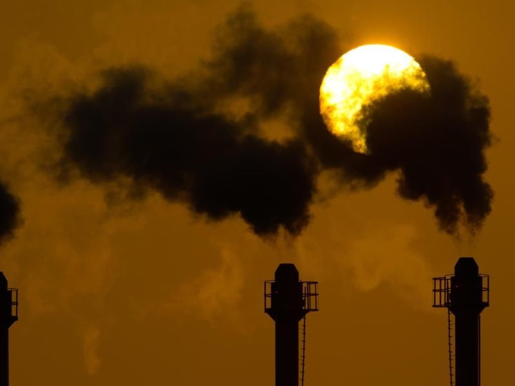 Schornsteine eines Blockheizwerkes: Auch Deutschland bläst zu viel CO2 in die Atmosphäre. Foto: Patrick Pleul