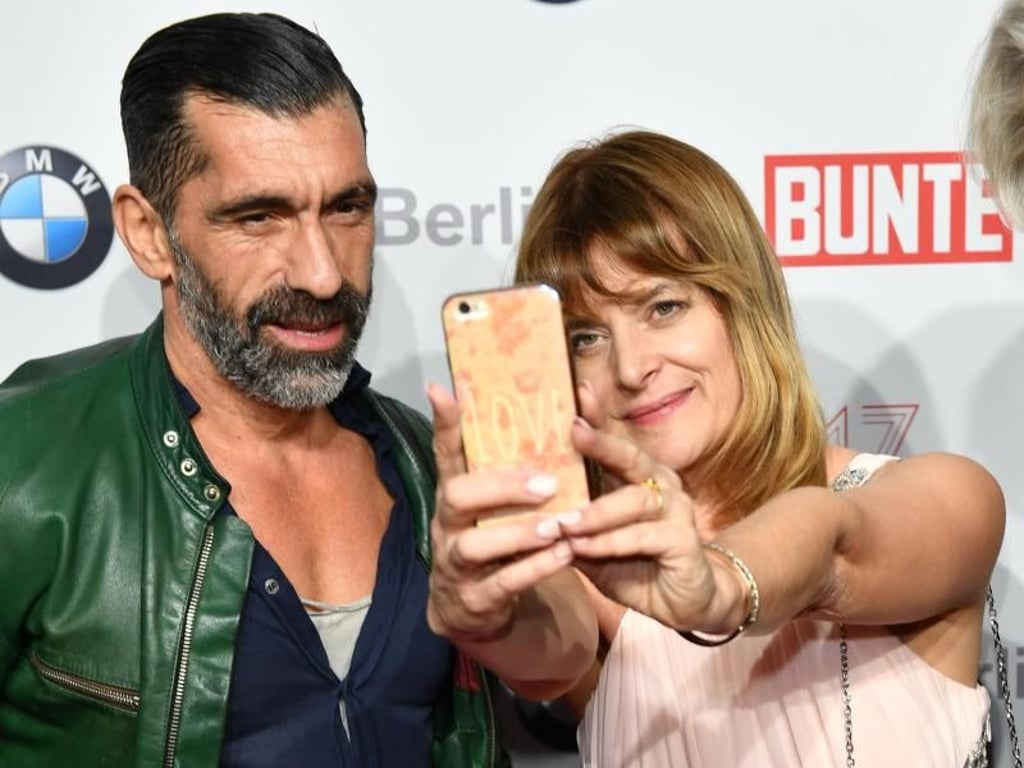 Erdal Yildiz und Nastassja Kinski machen ein Selfie. Foto: Jens Kalaene