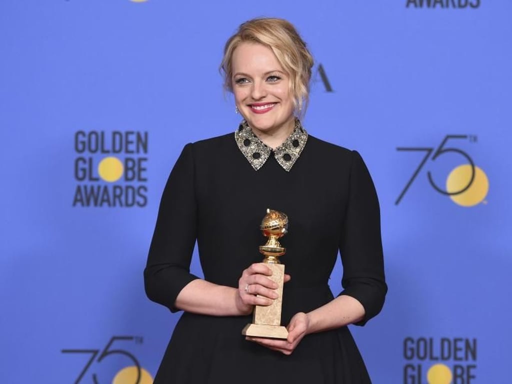 US-Schauspielerin Elisabeth Moss mit ihren Golden Globe für die Serie «The Handmaid's Tale». Foto: Jordan Strauss