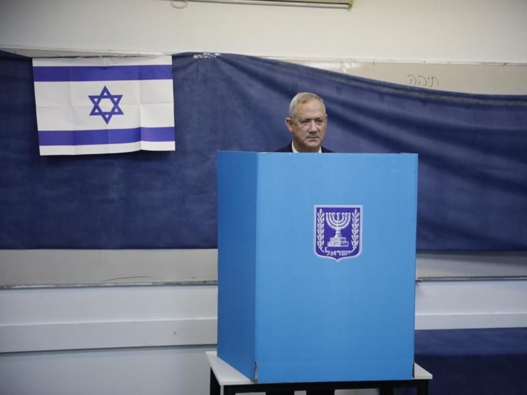 Benny Gantz in der Wahlkabine. Foto: Sebastian Scheiner/AP