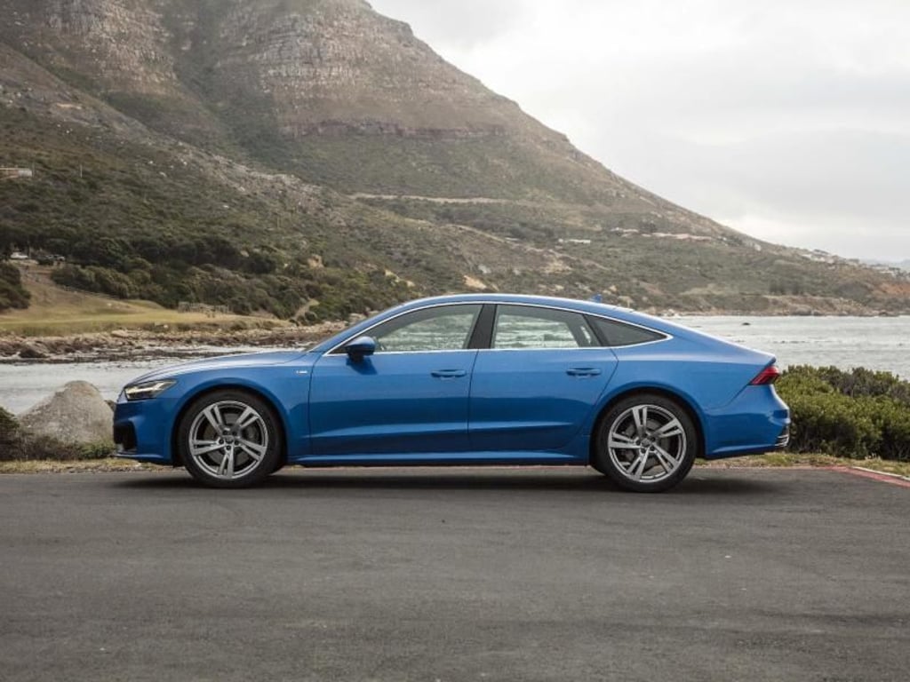 Der neue A7 sieht sportlich aus. Er ist etwas flacher als sein Vorgänger, verfügt über eine neue Front und gespannte Flanken. Unter dem bei 120 km/h automatisch ausfahrenden Spoiler am Heck hat er ein durchgehendes Lichtband. Foto: Audi AG
