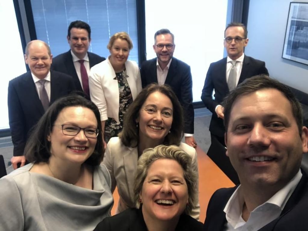 Selfie mit den designierten SPD-Ministern (vorne l-r): Fraktionschefin Andrea Nahles, Katarina Barley und Svenja Schulze; (hinten l-r): Olaf Scholz, Hubertus Heil, Franziska Giffey, der Staatsminister im Auswärtigen Amt Michael Roth und Heiko Maas. Foto: Lars Klingbeil/SPD