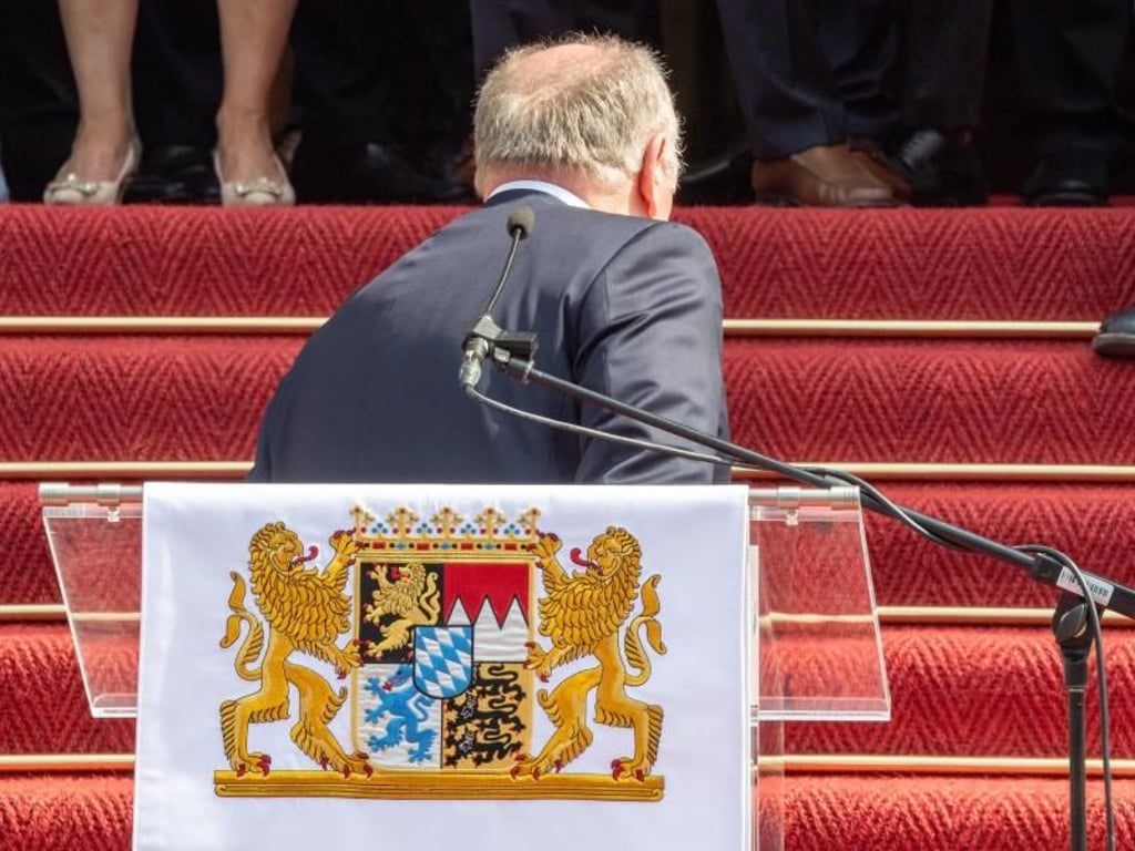 Uli Hoeness verlässt nach einigen Worten das Rednerpult im Hofgarten der bayerischen Staatskanzlei. Foto: Peter Kneffel