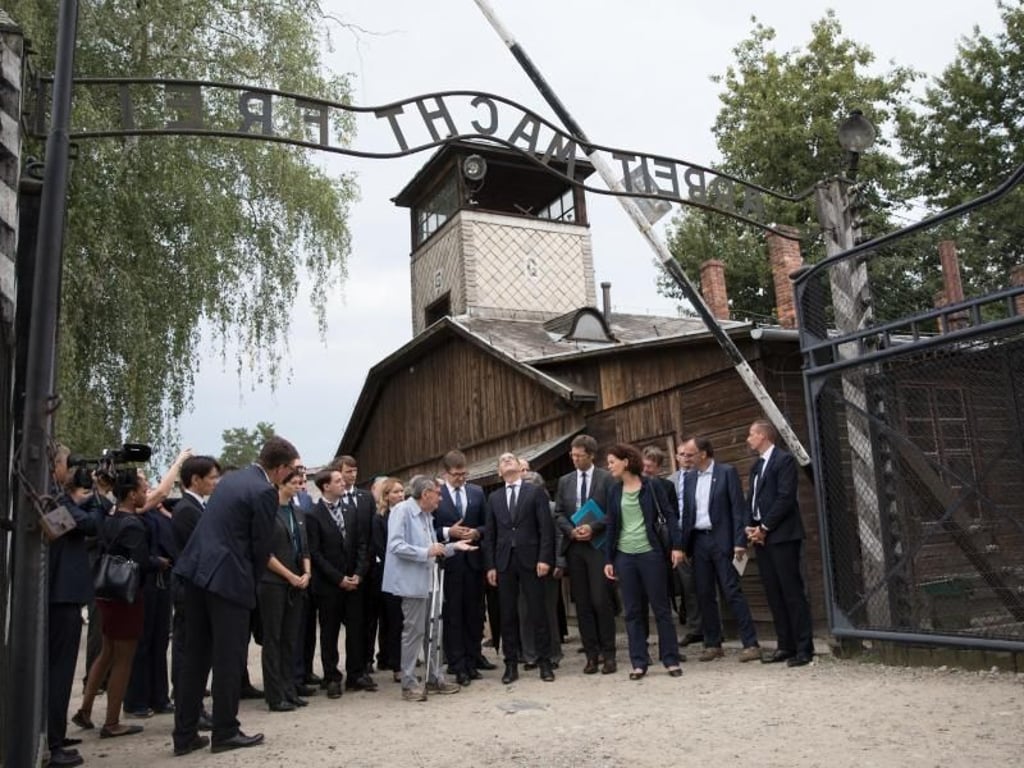 Maas besucht erstmals als Außenminister die KZ-Gedenkstätte Auschwitz. Foto: Michael Kappeler