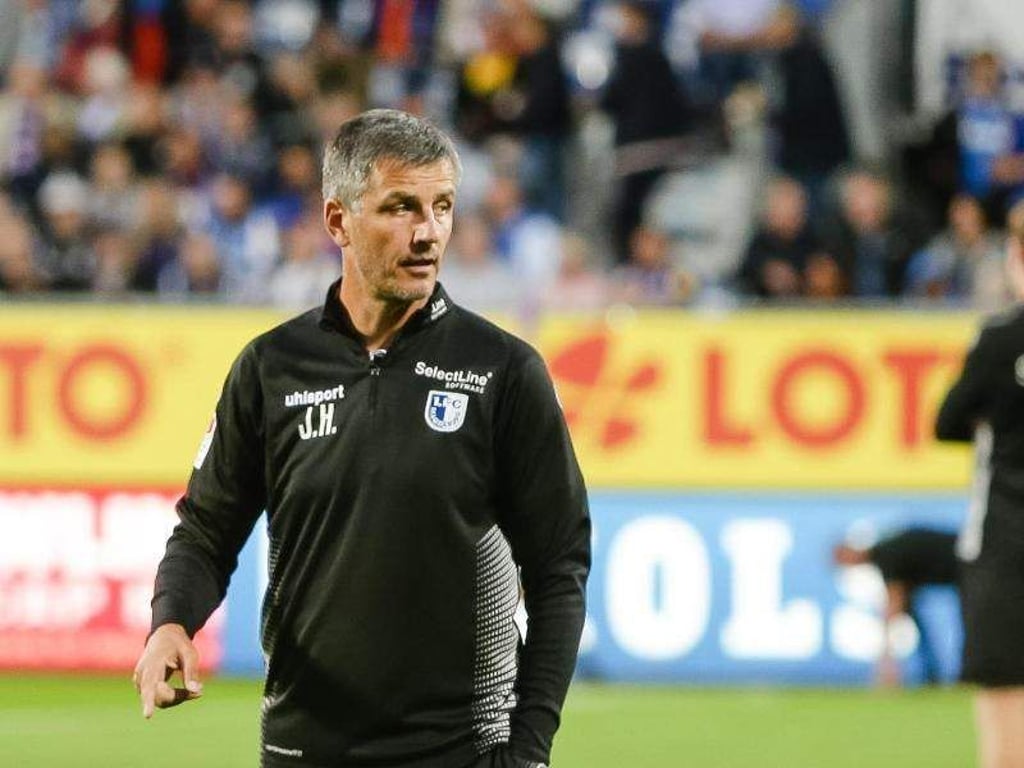 Trainer Jens Härtel vom 1. FC Magdeburg steht vor dem Anpfiff auf dem Rasen. Foto: Frank Molter/Archiv