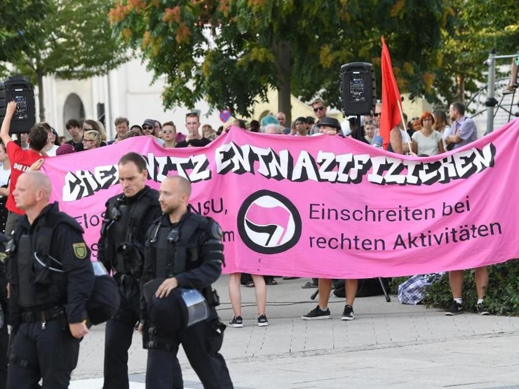 «Chemnitz entnazifizieren»: Protestveranstaltung gegen die Kundgebung von Pro Chemnitz. Foto: Hendrik Schmidt