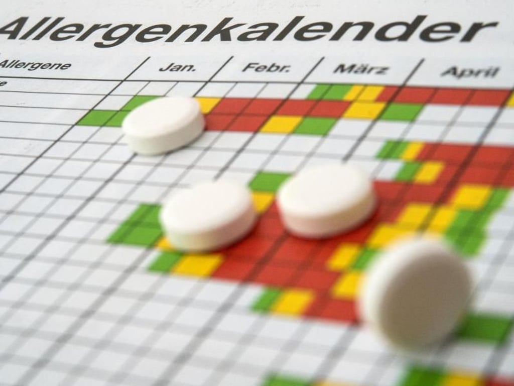 Wer mit Pollen zu kämpfen hat, sollte etwas dagegen tun: Als Medikamente kommen Antihistaminika und Kortison-Nasenspray infrage. Foto: Andrea Warnecke