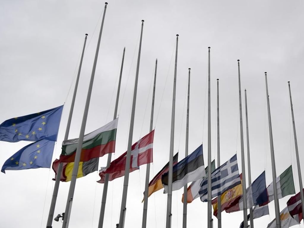Die Flaggen der EU-Mitgliedstaaten wehen vor dem EU-Parlament in Straßburg auf halbmast. Foto: Marijan Murat