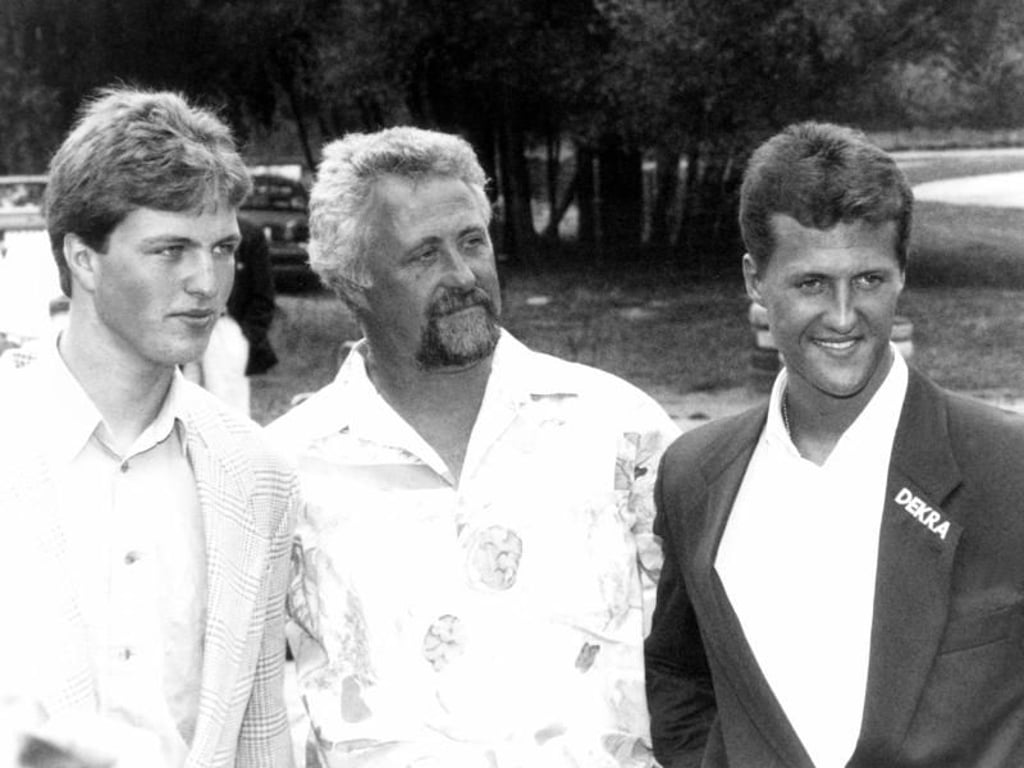 Ralf (l.) und Michael Schumacher mit ihrem Vater Rolf an der Kerpener Kartbahn. Foto: sMichael Jung