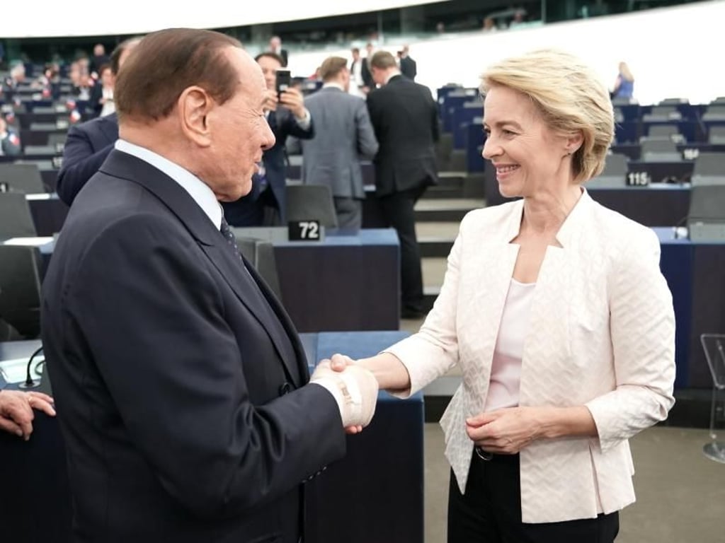 Auch der heutige EU-Abgeordnete Silvio Berlusconi gehört zu den Gratulanten. Foto: Michael Kappeler