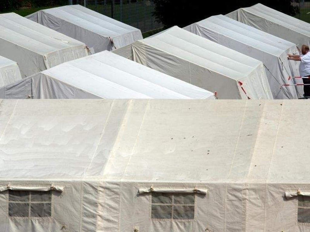 Zelte auf einem alten Duisburger Fußballplatz. 160 Flüchtlinge sollen hier vorübergehend untergebracht werden. Foto: Federico Gambarini