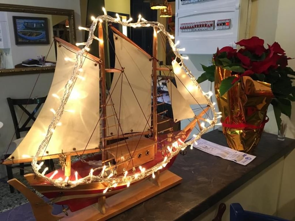 In Griechenland trifft man schon mal auf ein mit weihnachtlichen Lichtern geschmücktes Boot. Damit erinnert die Seefahrernation an die Seeleute, die während der Feiertage auf dem Meer unterwegs sind. Foto: Alexia Angelopoulou