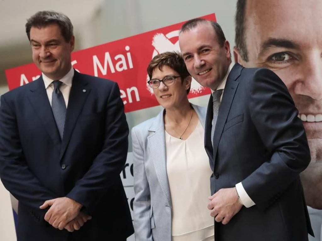 Das Lächeln wirkt eher angestrengt: Der CSU-Vorsitzende Markus Söder (l), CDU-Chefin Annegret Kramp-Karrenbauer und Manfred Weber, Spitzenkandidat der Union, äußern sich zu den Wahlergebnissen. Foto: Michael Kappeler