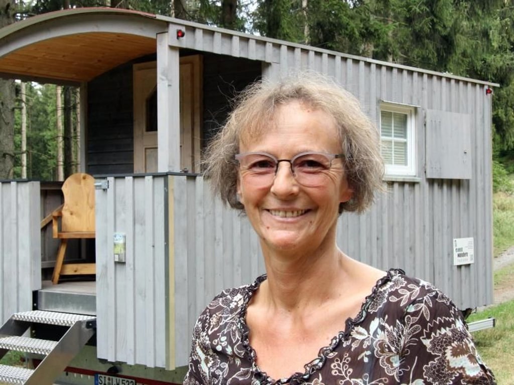 Heidi Dickel bietet am Schieferpfad geführte Touren und Übernachtungen in alten Schäferwagen an. Foto: Bernd F. Meier