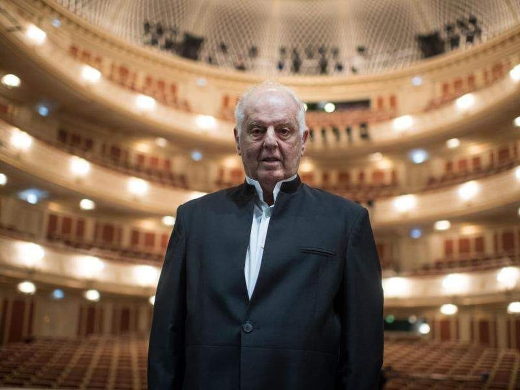 Daniel Barenboim im Saal der sanierten Staatsoper in Berlin. Foto: Bernd von Jutrczenka/Archiv