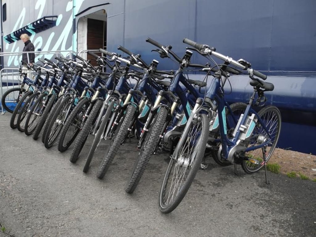 In Reih und Glied stehen die E-Bikes vor dem Start zur Tour vor der «Mein Schiff 4». Foto: Michael Zehender