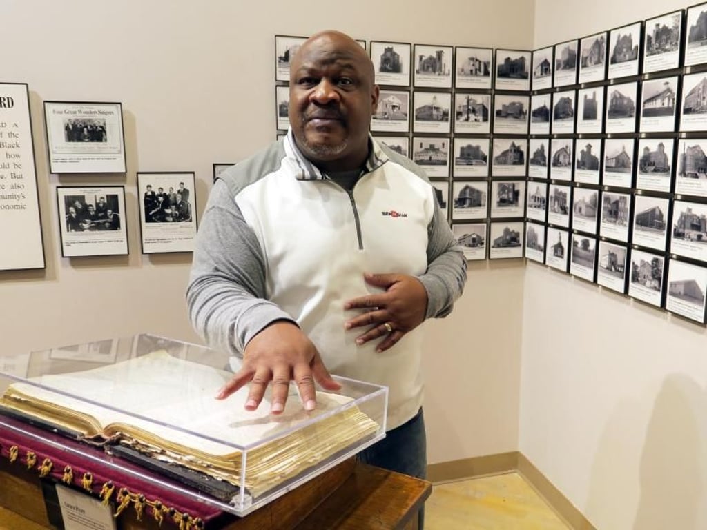 Rückblick auf die Zeit der Segregation in den USA: Barry McNealy zeigt Besuchern in Birmingham das Civil Rights Institute. Foto: Christian Röwekamp