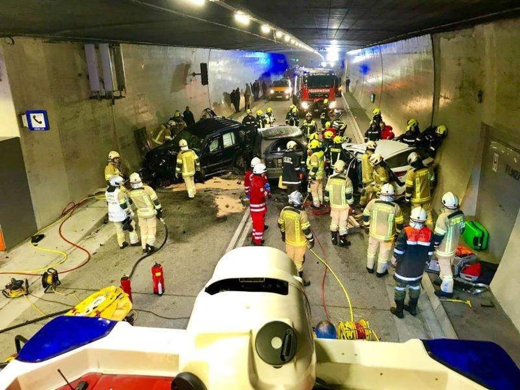 Rettungskräfte bei ihrem Einsatz an der Unfallstelle im Arlbergtunnel nahe Innsbruck. Foto: Zeitungsfoto.At