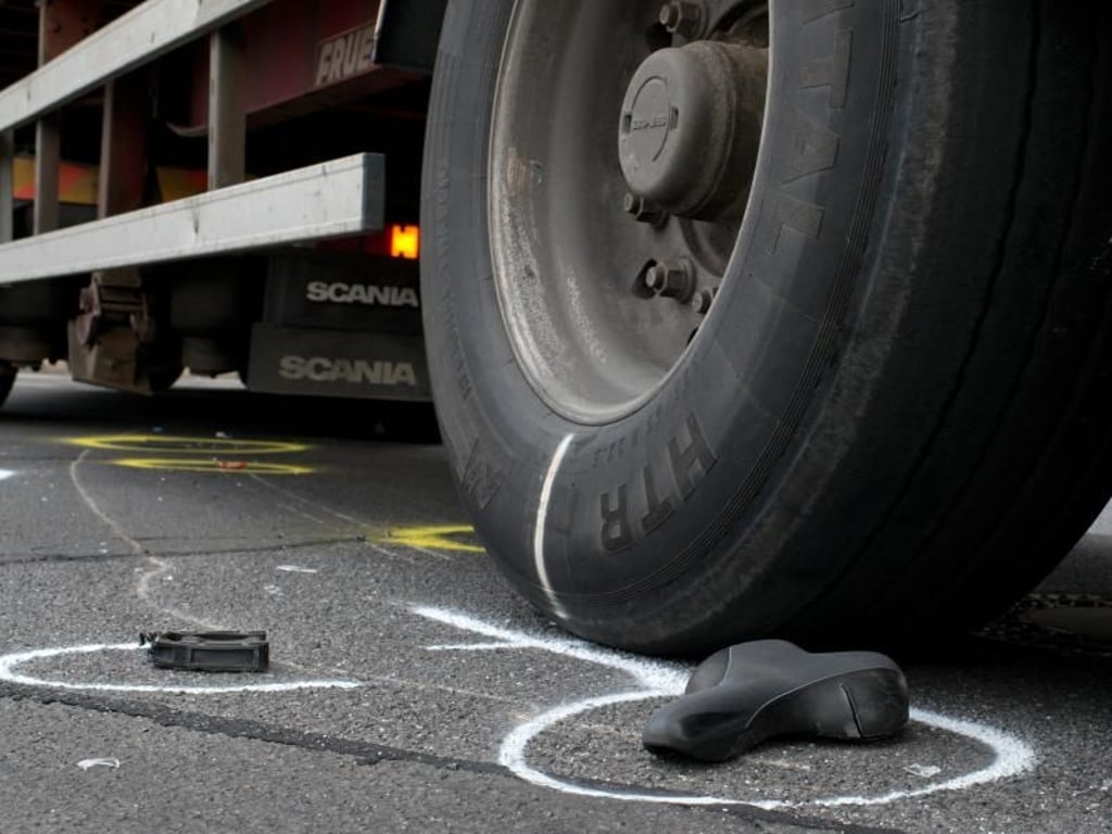 Spurensicherung nach einem schweren Unfall in Berlin - auch hier war ein Lkw im Spiel. Foto: Tim Brakemeier