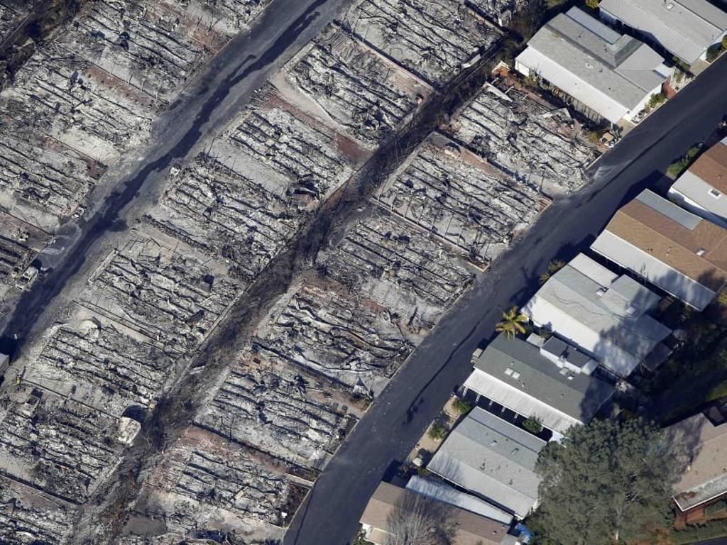 Ausgebrannte und völlig zerstörte Häuser sind im Norden des San Diego County zu sehen. Foto: K.C. Alfred