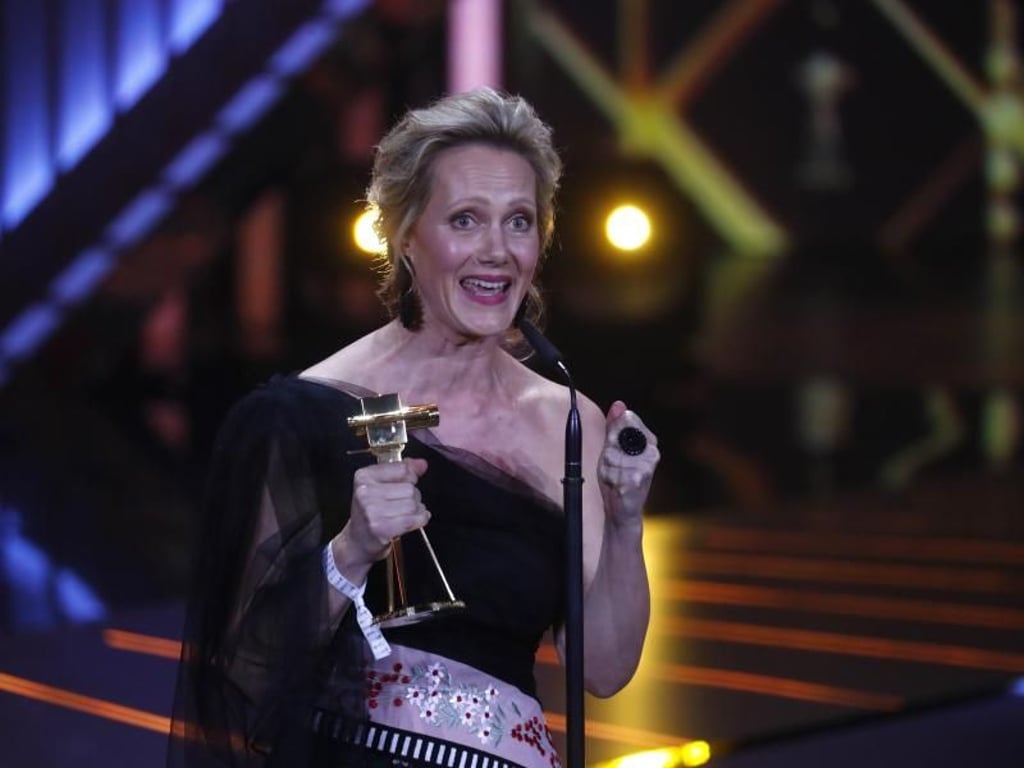 Sichtlich gerührt: Anna Schudt spricht nach der Verleihung des Preises als Beste Schauspielerin beim Film- und Fernsehpreis «Goldene Kamera». Foto: Hannibal Hanschke/Reuters Pool