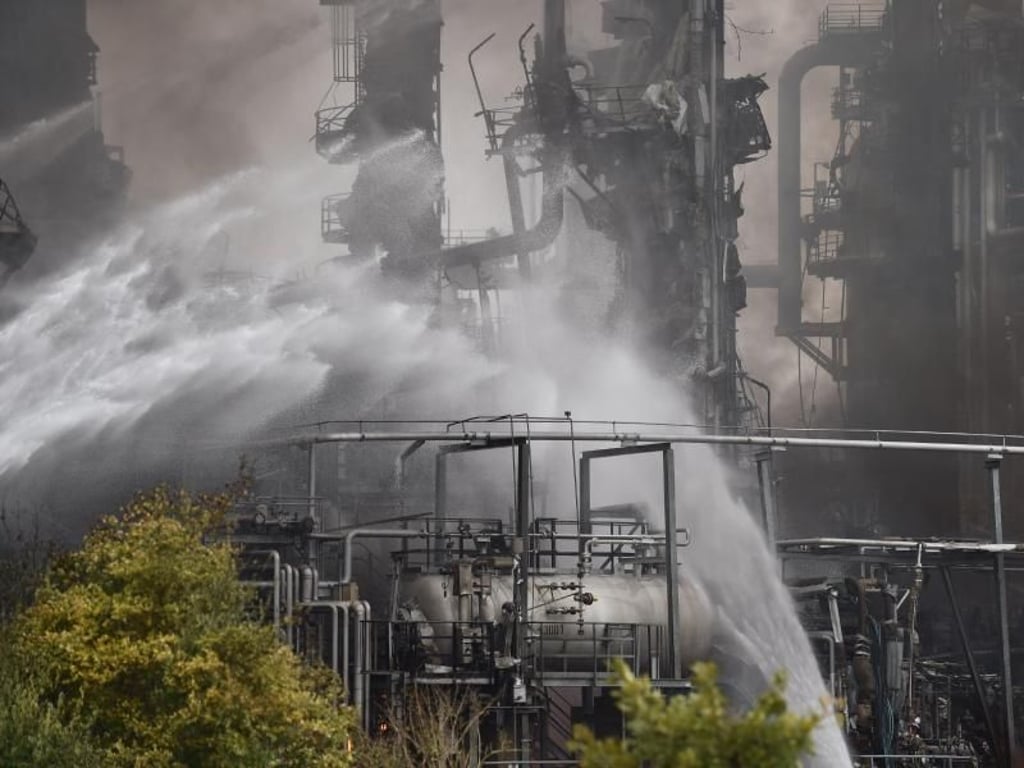 Feuerwehr und Rettungskräfte waren mit einem Großaufgebot von etwa 400 Kräften vor Ort. Foto: Lino Mirgeler
