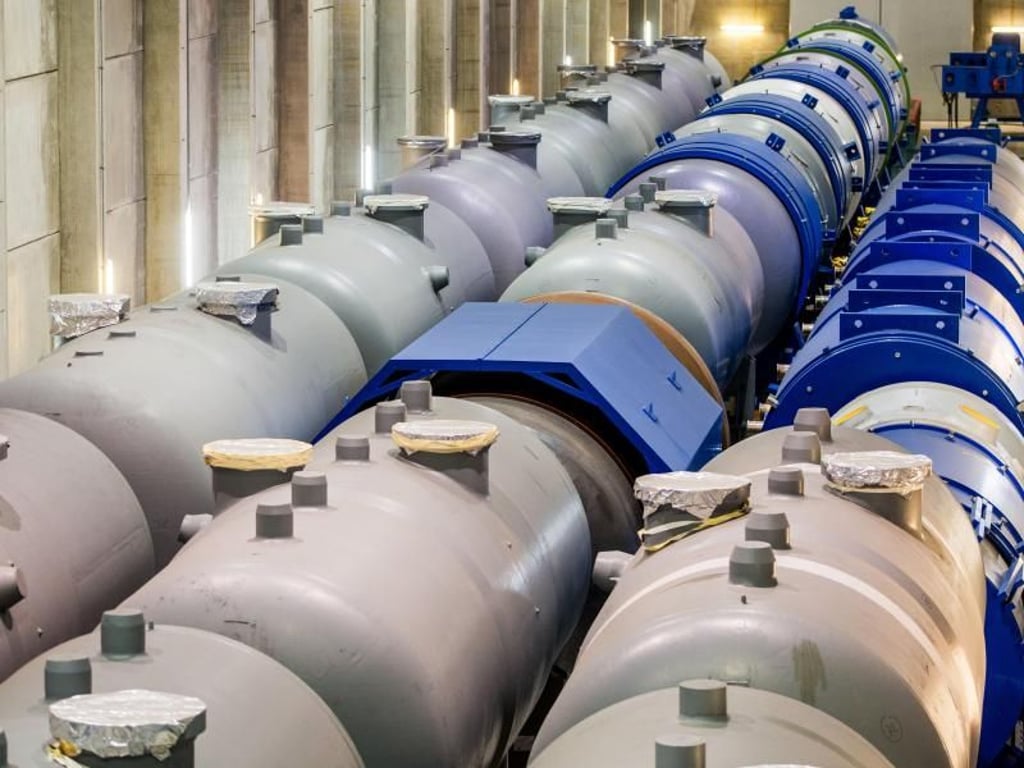 Reaktoren und Dampferzeuger aus rückgebauten Atomkraftwerken im Zwischenlager in Lubmin. Foto: Jens Büttner