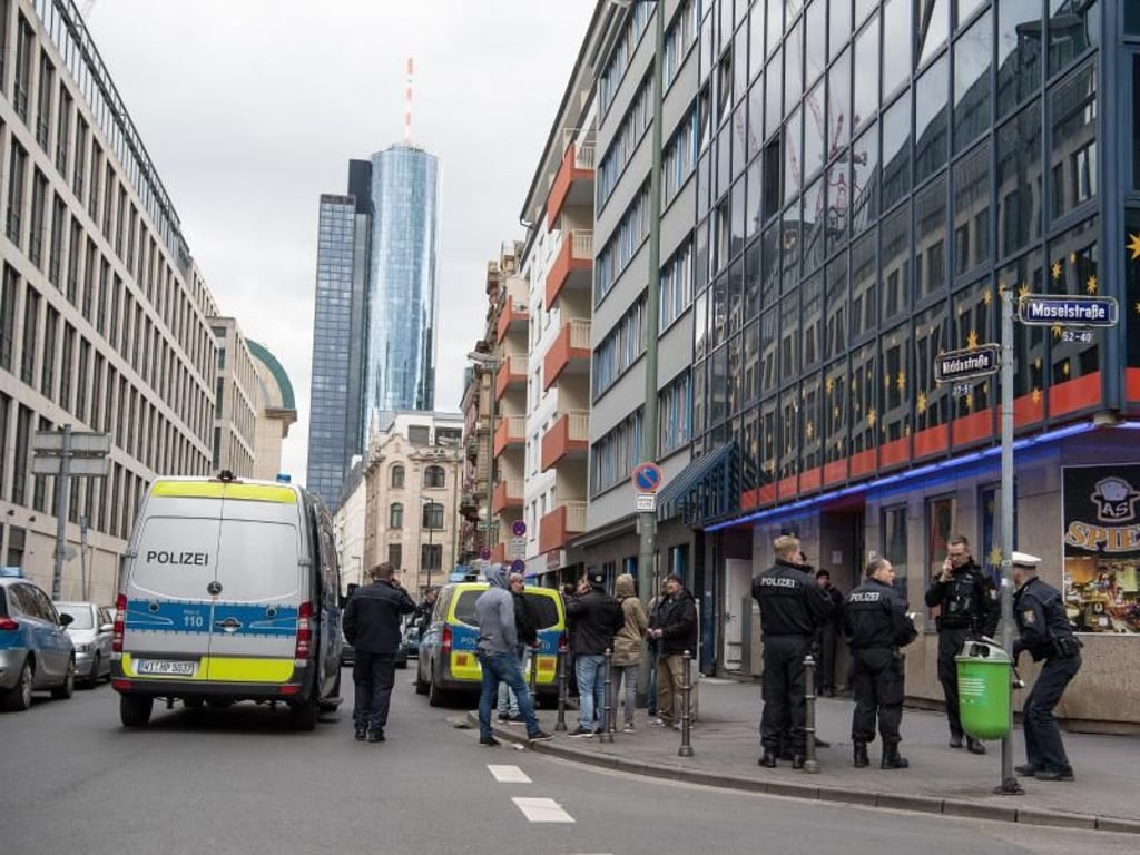 Razzia gegen mutmaßliche Drogenhändler im Frankfurter Bahnhofsviertel. Foto: Fabian Sommer