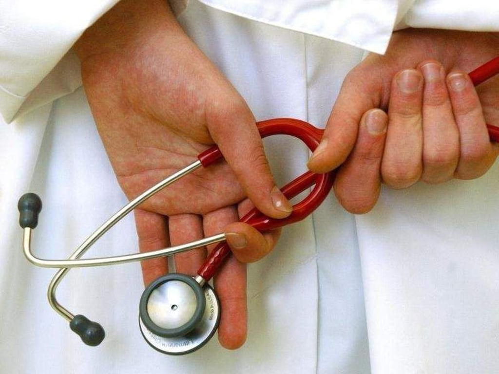 Schlaganfallpatienten dürfen nichts trinken bis der Notarzt eintrifft. Foto: Patrick Pleul