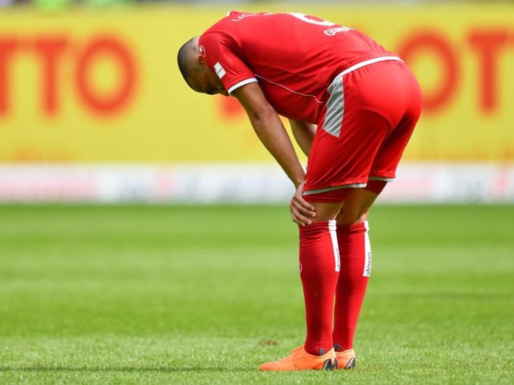 Kaiserslauterns Leon Guwara steht mit gesenktem Kopf auf dem Spielfeld. Foto: Uwe Anspach