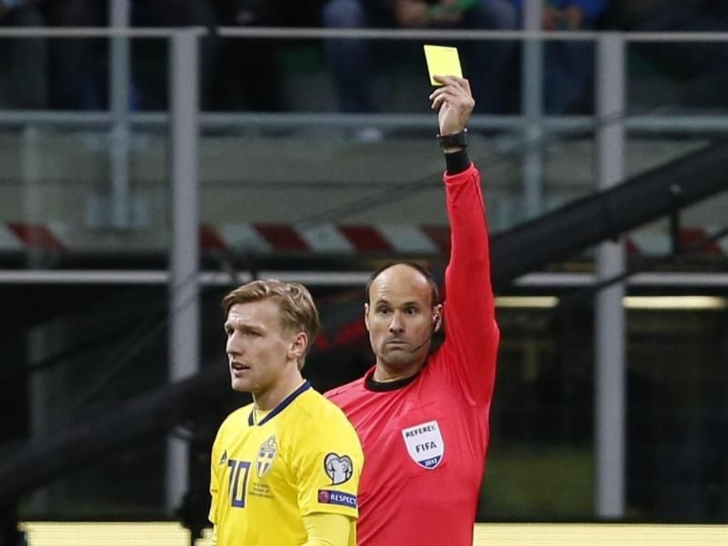 Schiedsrichter Antonio Mateu Lahoz zeigt Schwedens Emil Forsberg nach Meckern die gelbe Karte. Foto: Antonio Calanni