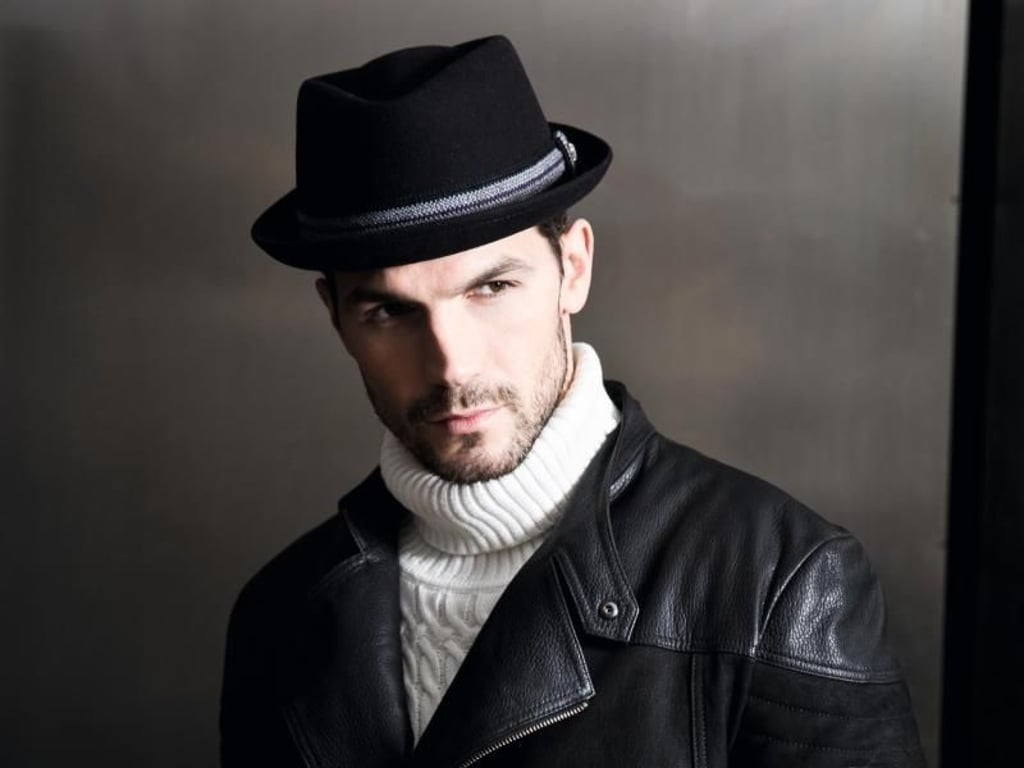 Auch bei Männern gerade sehr beliebt: Stylische Hüte als Teil des Gesamtoutfits. Roy Robson kombiniert sein Modell lässig (Hut ca. 60 Euro, Lederjacke ca. 500 Euro, Rolli 120 Euro). Foto: Roy Robson