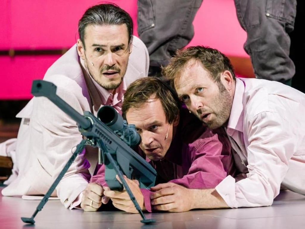 Tilman Strauß (l-r), Jan-Peter Kampwirth und Samuel Weiss liegen hinter einem Gewehr. Foto: Markus Scholz