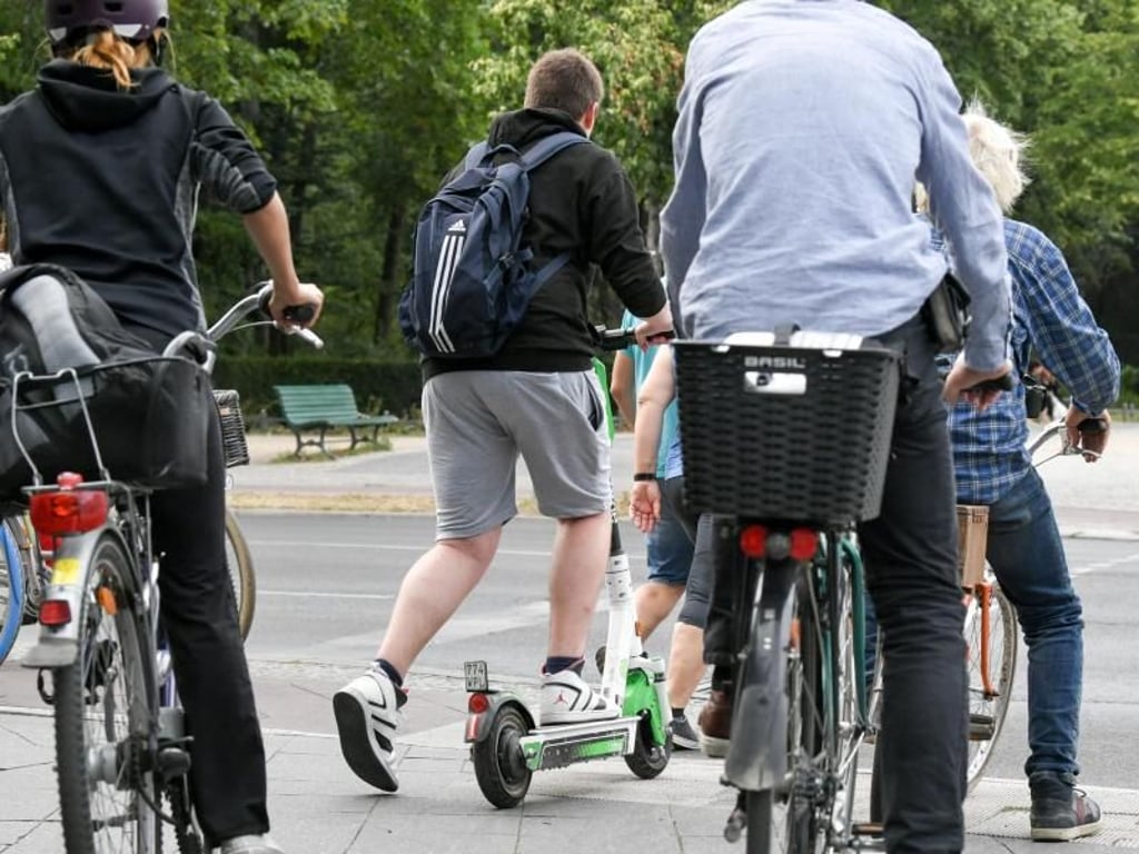 E-Tretroller dürfen auf Radwegen, Radfahrstreifen und in Fahrradstraßen gefahren werden - nicht aber auf dem Gehweg. Foto: Jens Kalaene