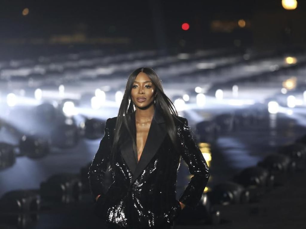 Naomi Campbell trägt eine Kreation von Saint Laurent. Foto: Vianney Le Caer/Invision/AP