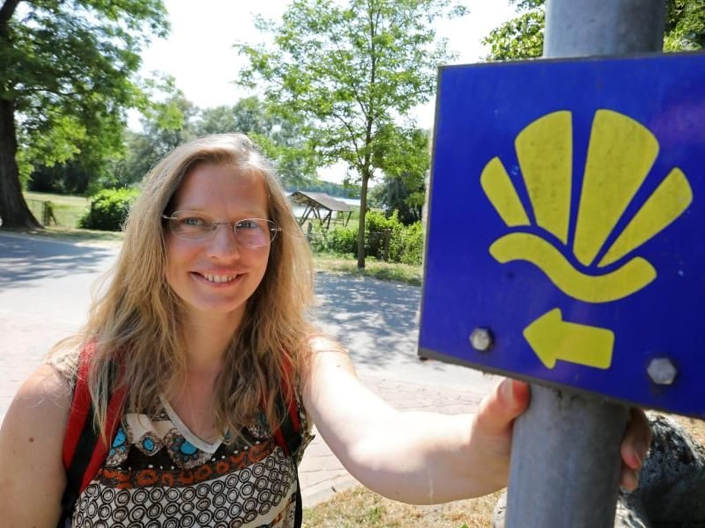 Expertin für Angelegenheiten der Seele: Tourismus- und Pilgerpastorin Melanie Ludwig am Pilgerweg. Foto: Bernd Wüstneck