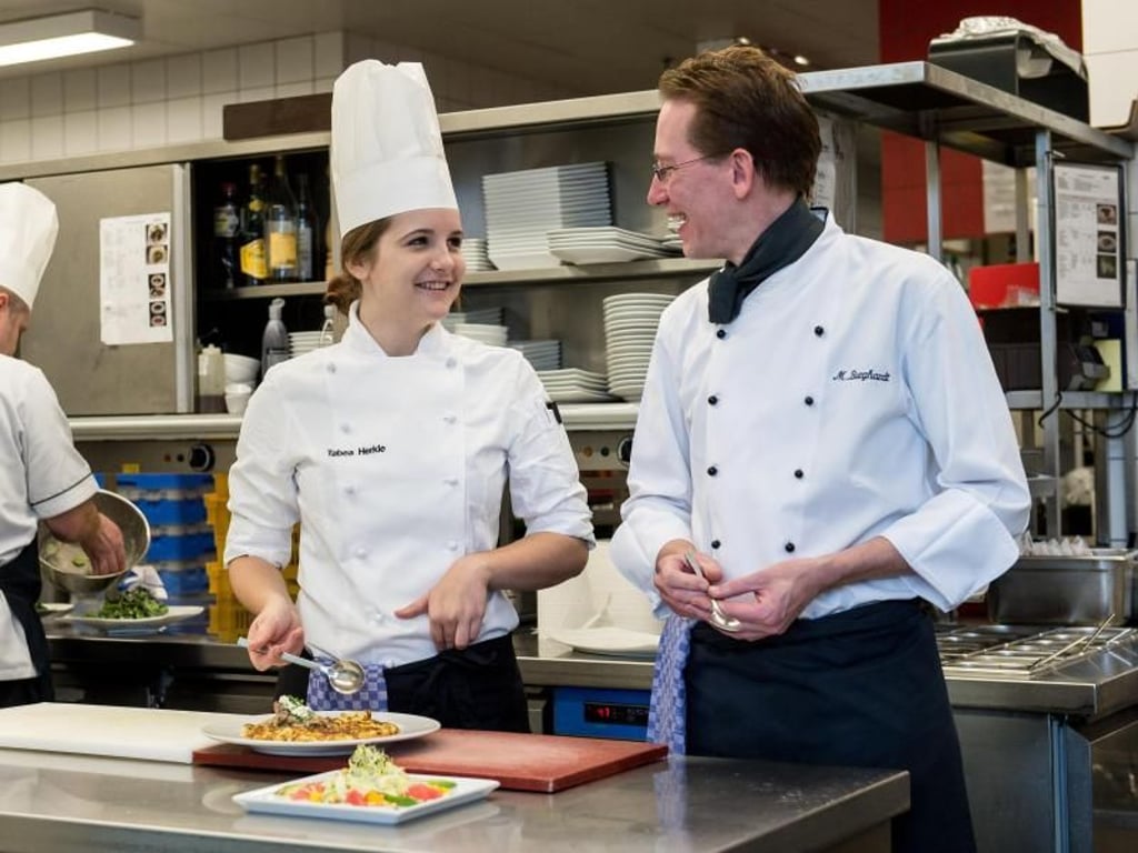 Azubi Tabea Herkle hat Geschnetzeltes mit Rösti zubereitet. Ihr Chef Marcus Burghardt (r) ist mit dem Gericht rundum zufrieden. Herkle lernt Köchin im Mövenpick Hotel in Stuttgart. Foto: Daniel Maurer
