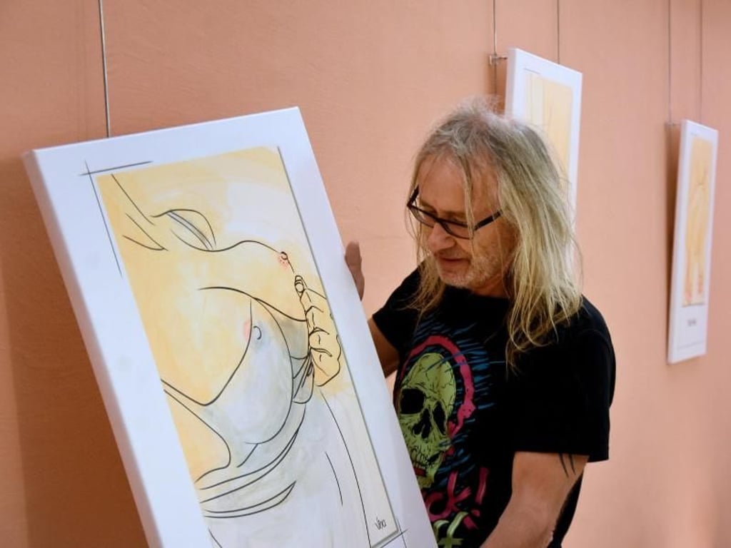 Horst Reinert vom Studentenwerk Göttingen zeigt eine Zeichnung mit nackten Brüsten in der Zentralmensa der Universität. Foto: Christina Hinzmann