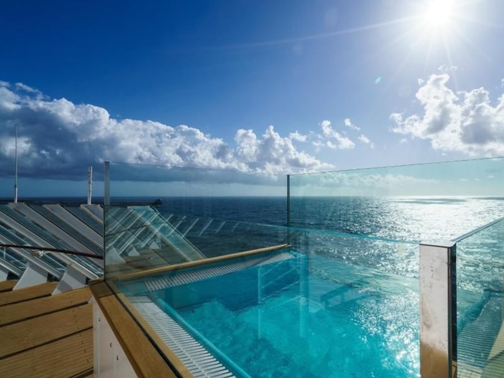 Highlight auf dem Lanai-Deck der «Aida Prima»: zwei Infinity-Pools direkt am Bug in Fahrtrichtung. Foto: Aida Cruises