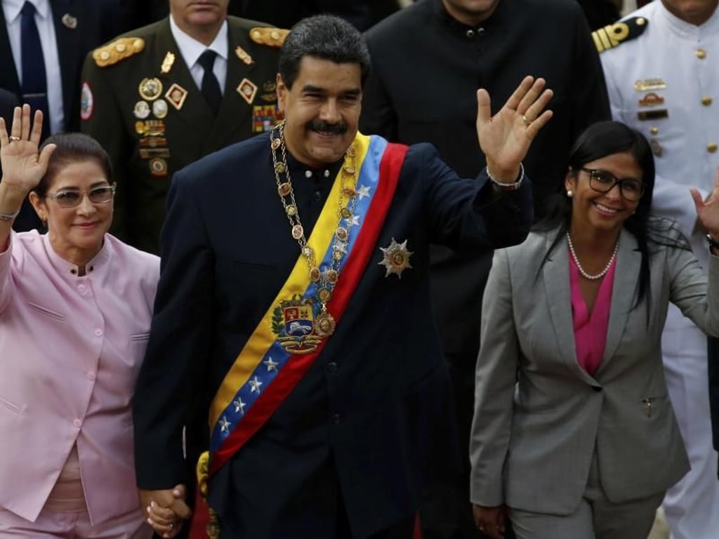 Der venezolanische Präsident, Nicolas Maduro (M), seine Frau Cilia Flores (l) und die Präsidentin der Verfassungsversammlung Delcy Rodriguez (r) kommen in Caracas zu einer Sitzung der Versammlung im Parlamentsgebäude. Foto: Ariana Cubillos